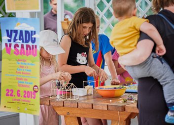 Hudba zněla ovocným sadem