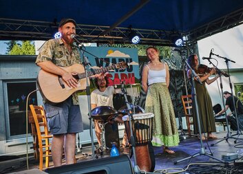 Vzadu v sadu přinesl pohodovou atmosféru a podpořil domácí péči