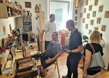 Pan Pavel Šotola a  paní Helena Zahálková na Charitě